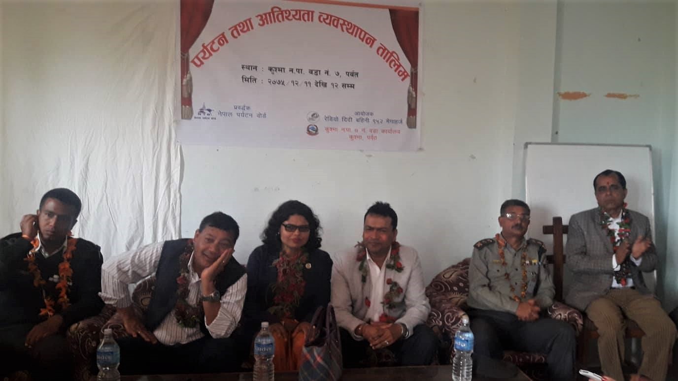 पर्वतमा पर्यटकलाई सत्कार गर्न महिलाहरुलाई सिप सिकाँइदै